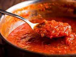 Доматен сос за гарнитура към кюфтета и пържоли - снимка на рецептата